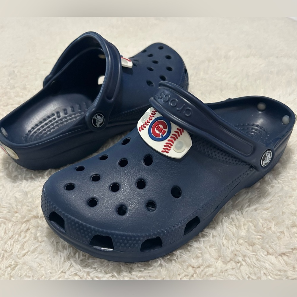 Crocs Unisex-Adult MLB Classic Clogs Chicago Cubs baseball logo charm Size M6 W8